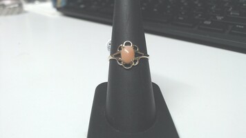 Beautiful! 18k YG Ring w/ Coral Stone, Size 7