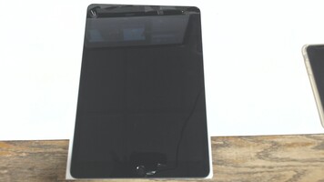 LIKE NEW! Apple IPad 64gb 9th Generation