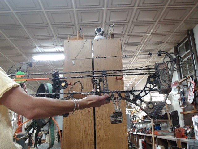 Mathews Outback Compound Bow w/hard case,  release, and extra Arrows