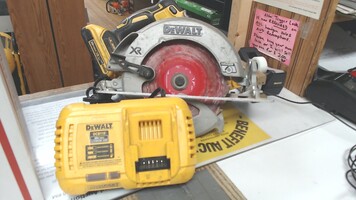 Dewalt Circular Saw, DCS574, 7 1/4 inch, Cordless Saw w/ Battery & Charger