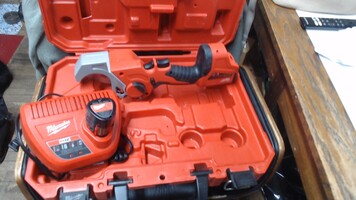 Like New! Milwaukee Plastic Pipe Sheers w/ Battery and Charger