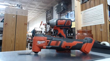 Milwaukee 1/4" Hex Impact & Multi Tool w/ Battery
