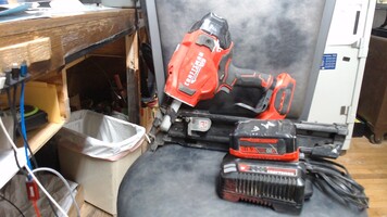 Craftsman Finish Nailer 21 degree w/ Battery, Charger and Box of Nails