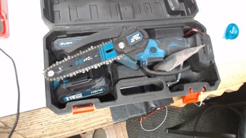 Hong Mini Chainsaw 6" w/ 2 Batteries